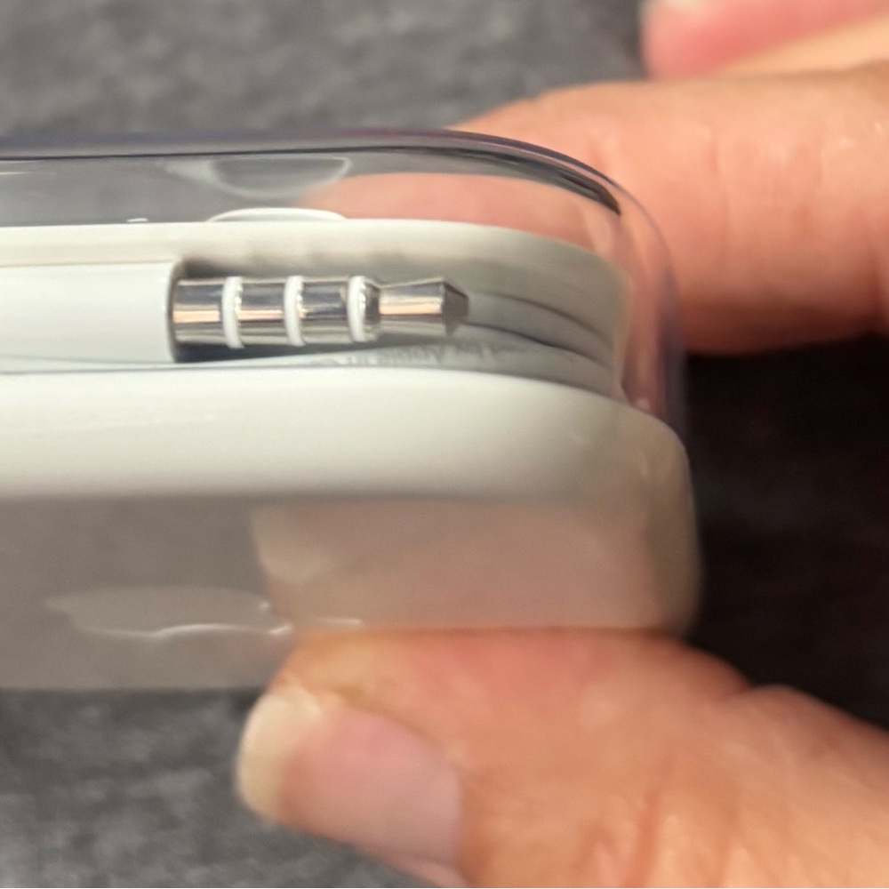 Apple EarPods with White Case - Picture 2 of 3